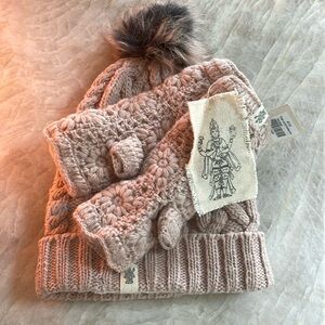Pom hat and fingerlesss glove set Rose Quartz color